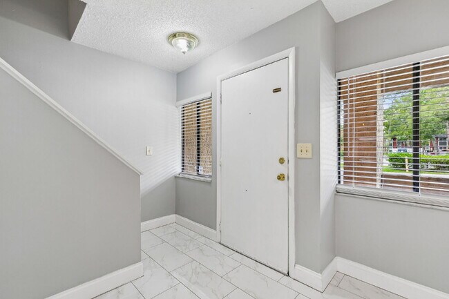 Building Photo - Fully Renovated 2-Bedroom Condo—Just 1 Mile from Universal!