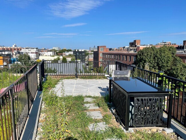 Building Photo - 1005 New Market St