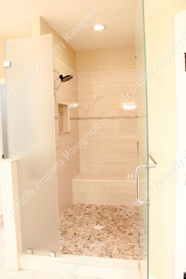 Building Photo - Spacious Custom Home Near Lindsay and McKe...