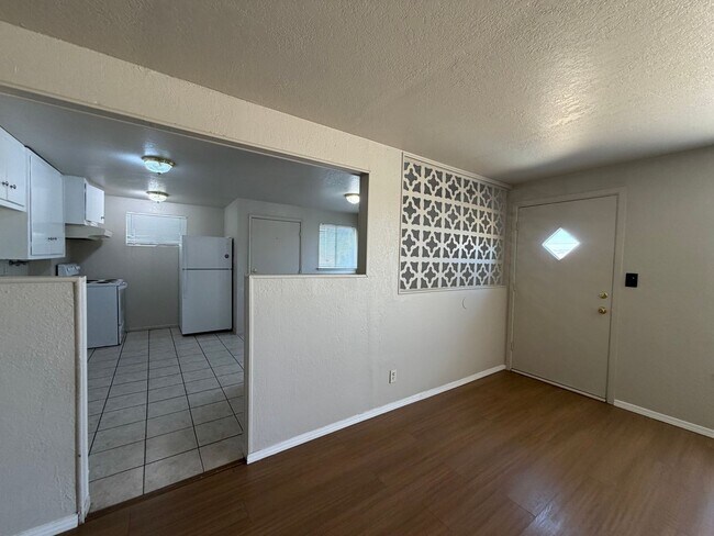 Building Photo - 1020 Taos Dr