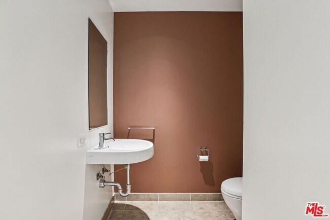 Building Photo - 6250 Hollywood Blvd