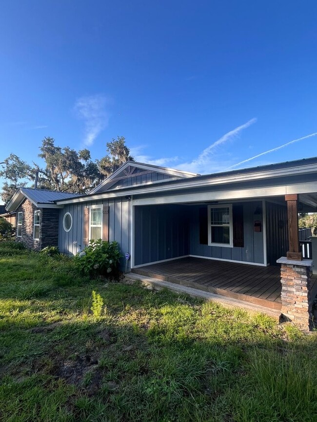 Building Photo - Beautiful lake front home in Lake Park