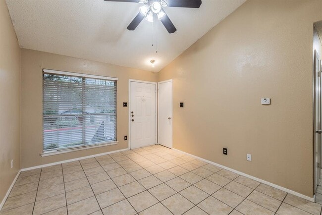 Building Photo - 1015 E Yager Ln