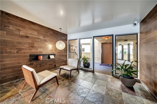 Building Photo - 8400 De Longpre Ave