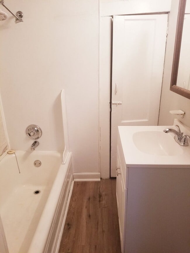 Building Photo - Three Bedroom House off of Campbell Avenue!