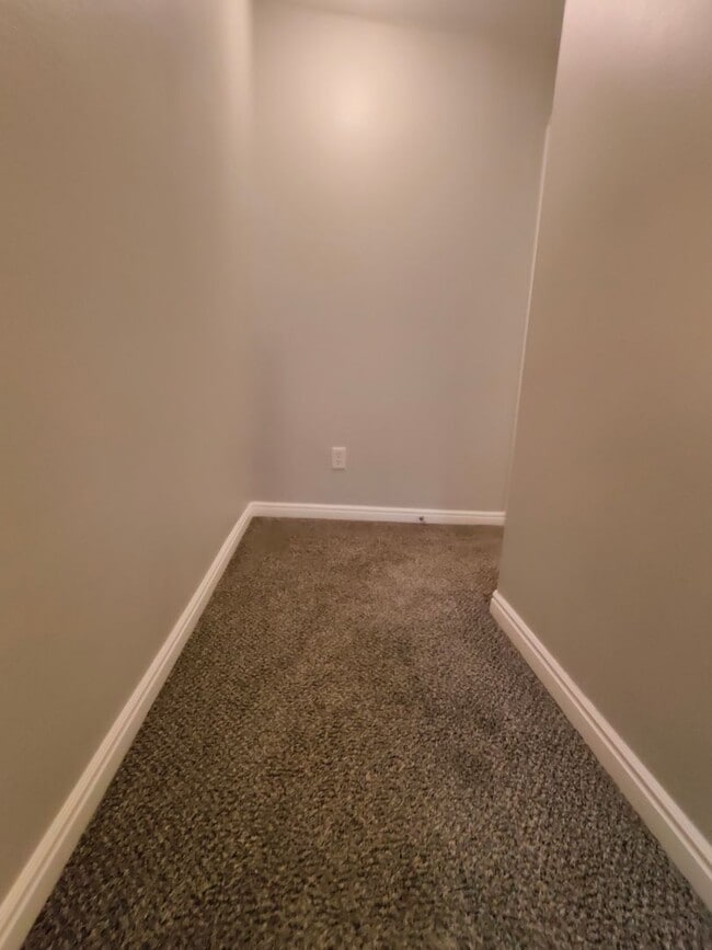 Building Photo - Spectacular 3-Bedroom Draper Townhouse with Garage