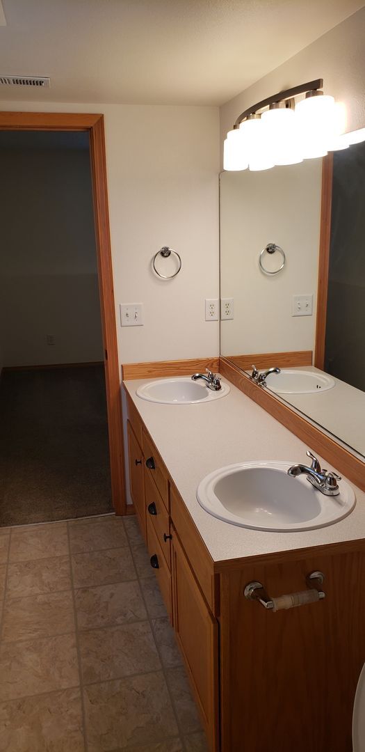 Building Photo - Charming Split-Level 3bed 2 bath Home in Medical Lake with Spacious Layout & Natural Light - Comi...