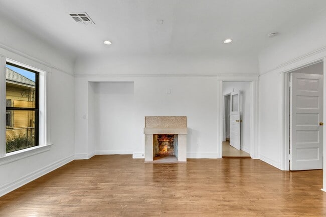 Building Photo - 1492 W 28th St