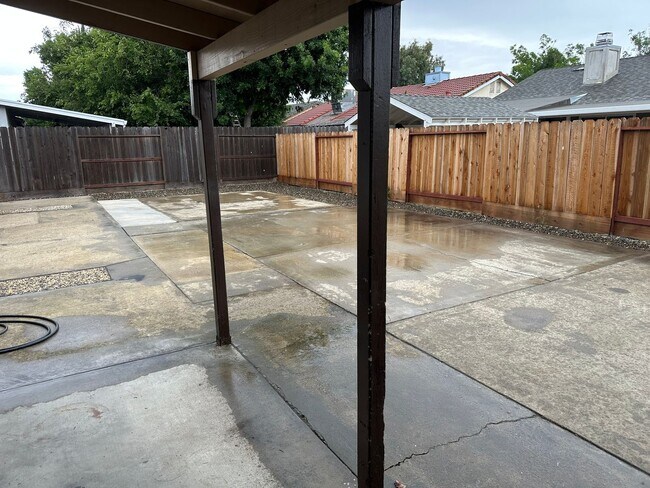 Building Photo - Remodeled 3 Bedroom!