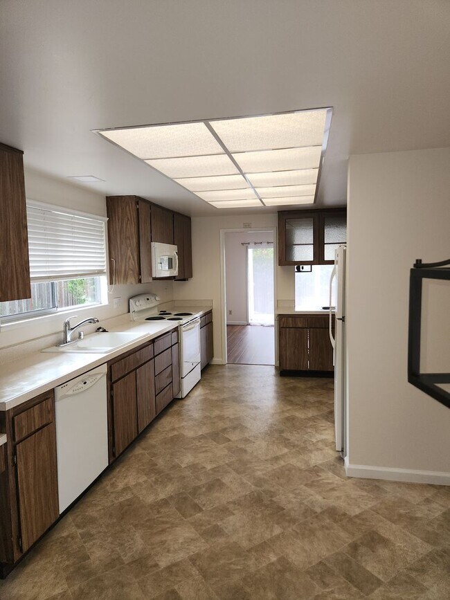 Building Photo - Lovely Home in Oakmont