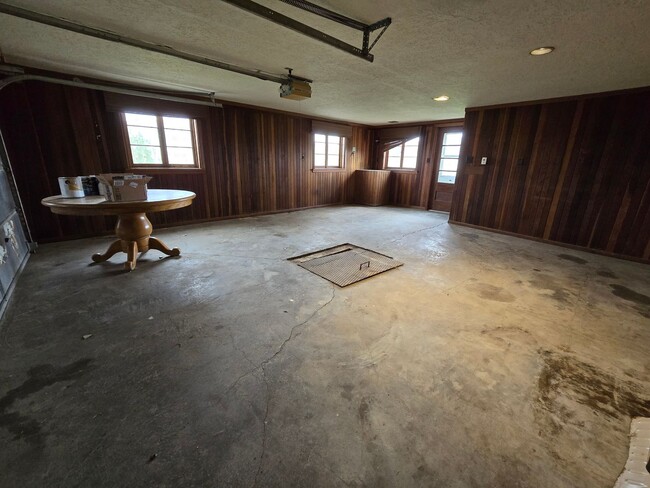 Building Photo - 4 bed, 3 bath house in the country
