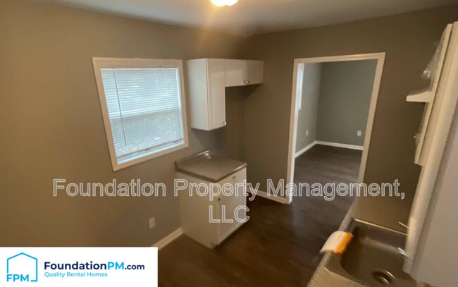 Building Photo - 998 Restbrook Ave