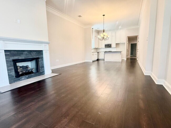 Building Photo - Spacious 4 bedroom 2 bathroom home for rent!