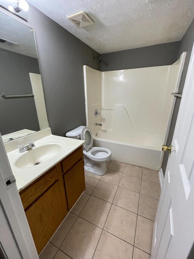 Building Photo - 203 Maple Leaf Ln