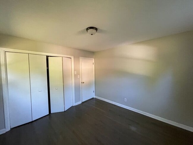 Building Photo - 3/1 Renovated House Available Now! Pet Friendly!