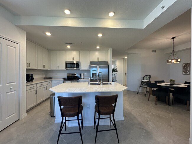 Building Photo - "Spacious 3-Bed with 2 Baths Condo in Prime Venice Location"