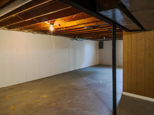 Building Photo - Move-In Ready Ranch Condo with Basement & Prime Location