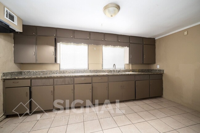 Building Photo - 1156 Skyline Dr