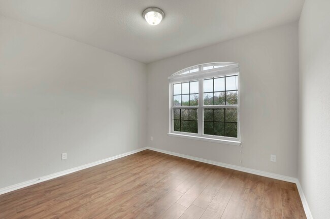 Building Photo - 1549 Sonnet Dr