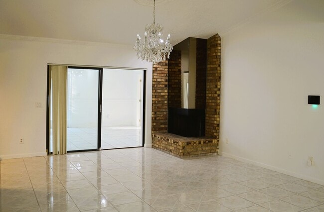 Building Photo - Spacious 4-Bed, 3-Bath Belle Isle Home wit...