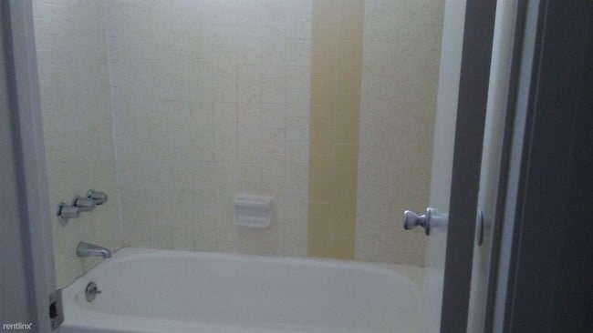 bathroom unit 25 - Nordhoff Apartments