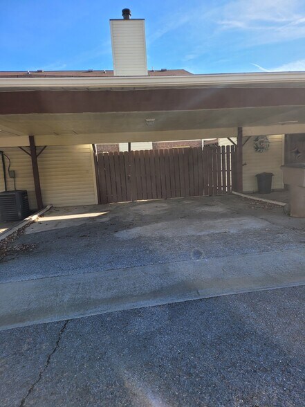 Building Photo - 255 Mayflower Ln N