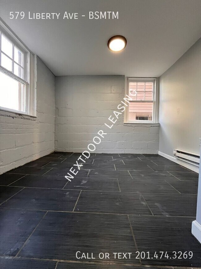 Building Photo - 579 Liberty Ave