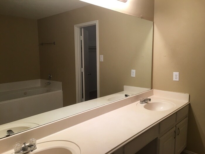 Building Photo - 8402 Storm Creek Dr
