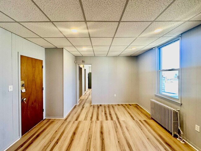 Building Photo - 595 67th St