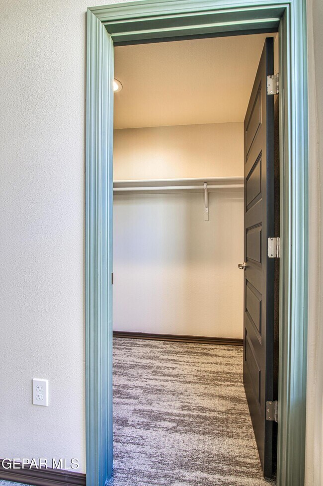 Building Photo - 312 E Overland Ave