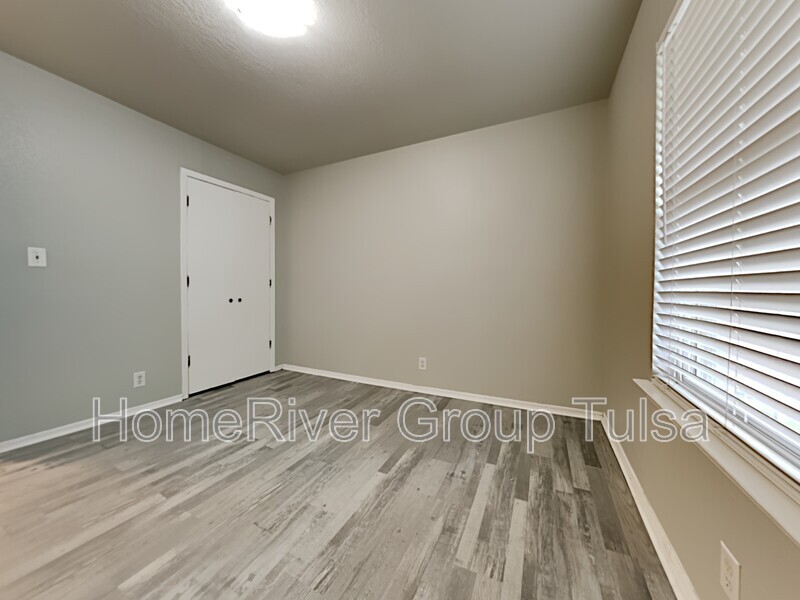 Building Photo - 7505 S Maple Ave