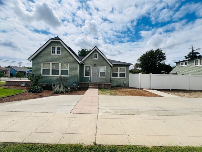 Building Photo - *** JUST REDUCED & MOVE- IN SPECIAL *** 3 Bedroom, 2 Bathroom charming Craftsman Style Home nestl...