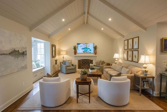 Building Photo - 3719 S Woodland Dr