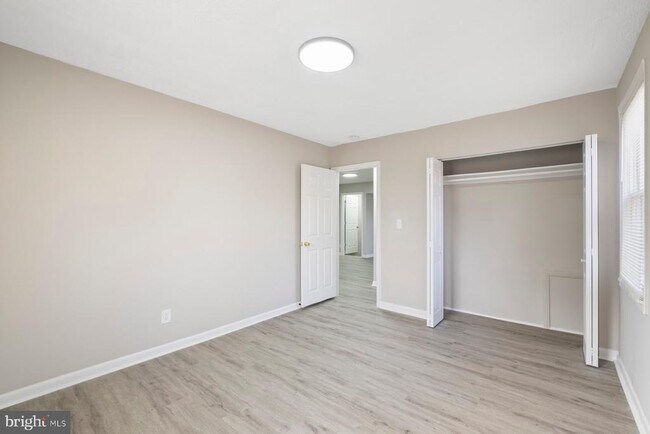 Building Photo - 883 Bellevue St SE