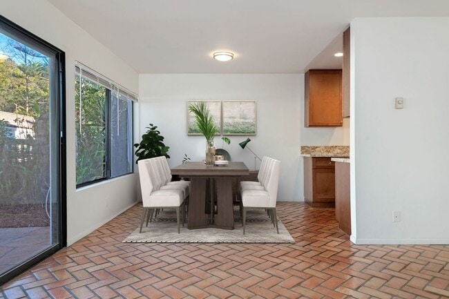Building Photo - This wonderful East Beach Townhome Awaits!