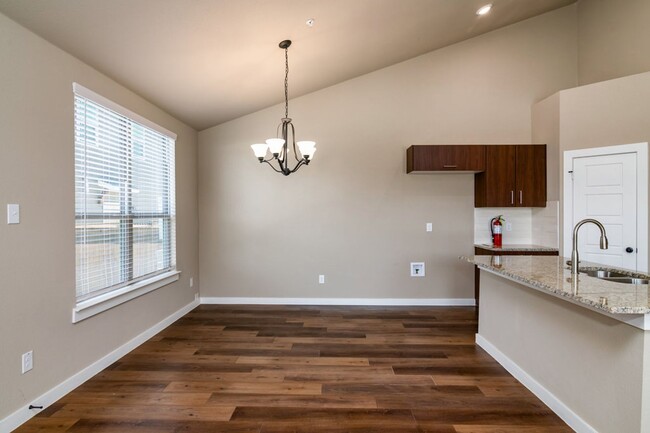 Building Photo - AVAILABLE NOW! GORGEOUS 3 BEDROOM FOUR PLE...