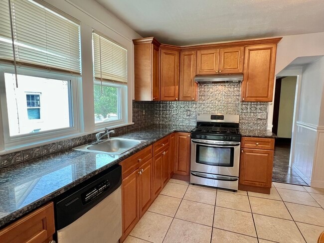 Building Photo - 36 Lindsley Pl