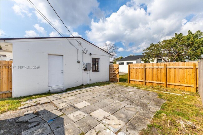 Building Photo - 1918 Taft St