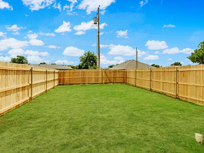 Building Photo - Newly Available – Modern 2-Bedroom Duplex in Lawton!