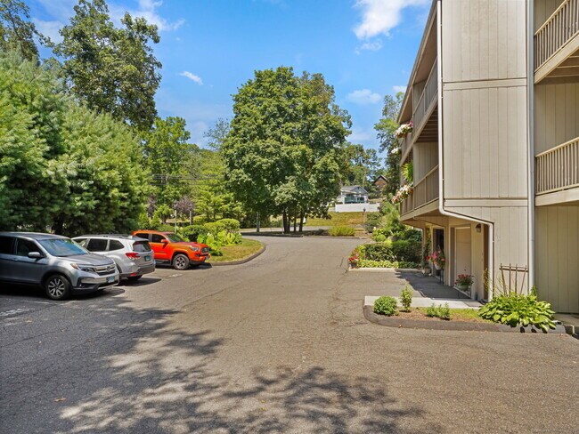 Building Photo - 100 Wolfpit Ave