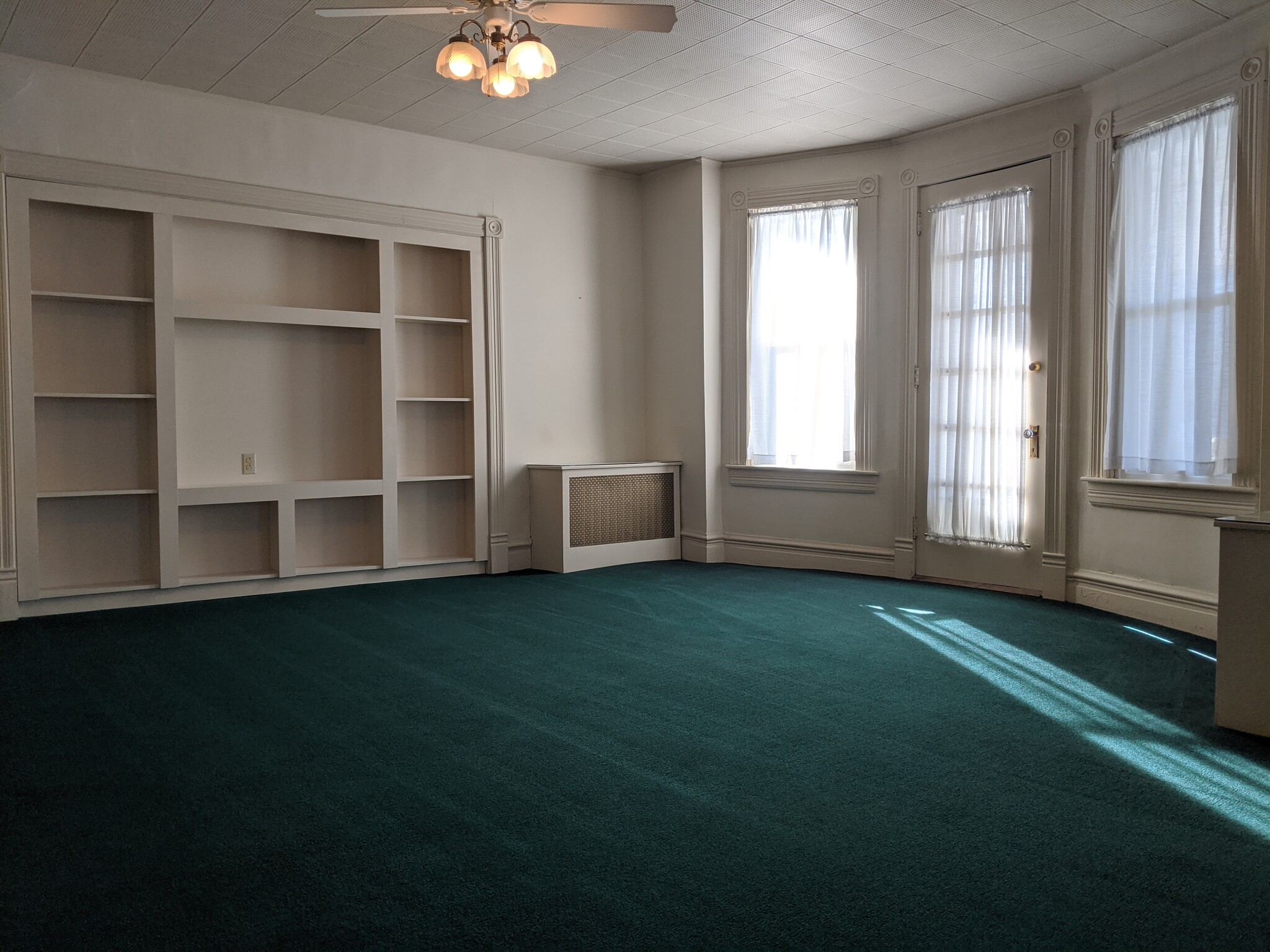 Building Photo - 412 Main St