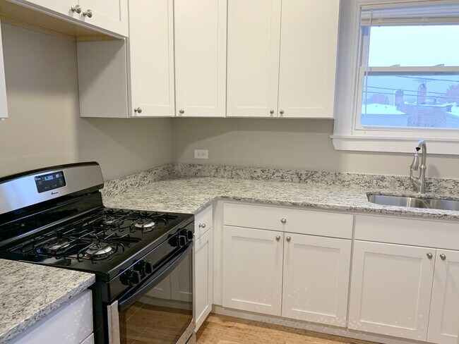 Building Photo - 1921 Grove Ave