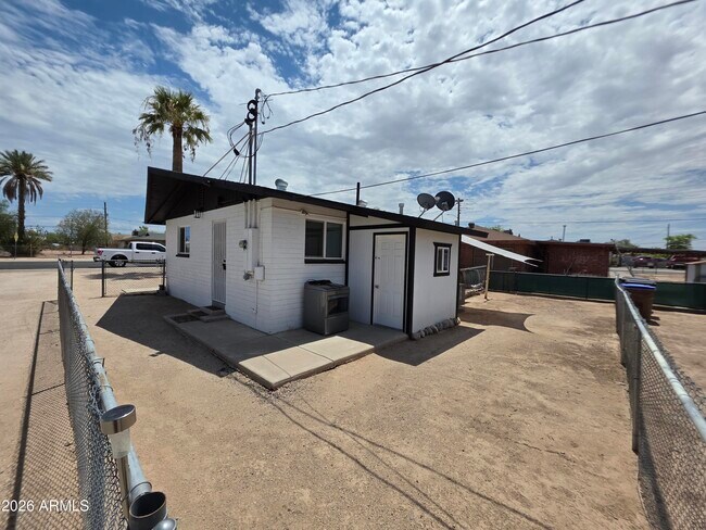 Building Photo - 574 S Park St