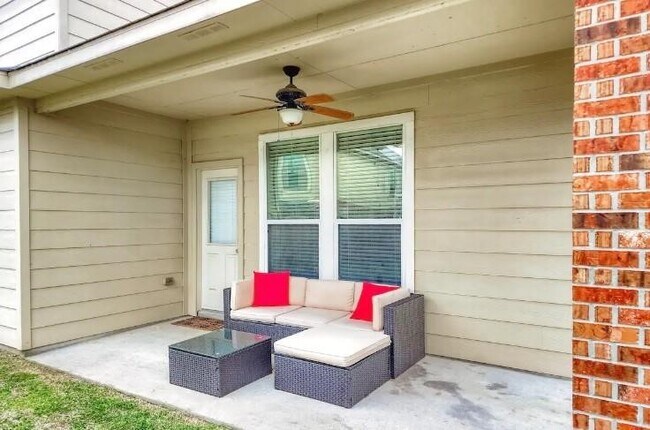 Building Photo - 2706 Lakecrest Way Dr