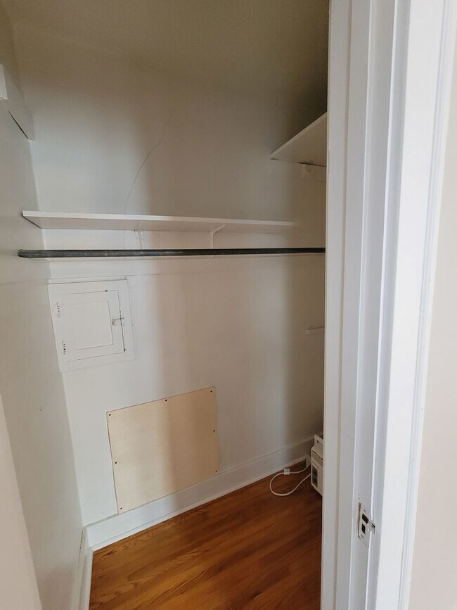 Building Photo - Beautiful Cedar Falls Home