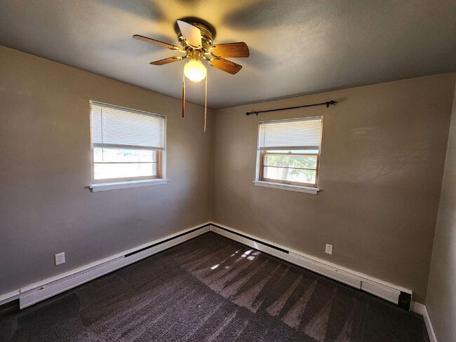 Building Photo - Ground Level Apartment in Neenah! Heat & Water Included