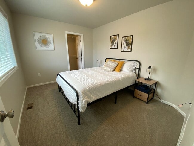 Building Photo - Modern 3 Bedroom 2 Bathroom Townhome