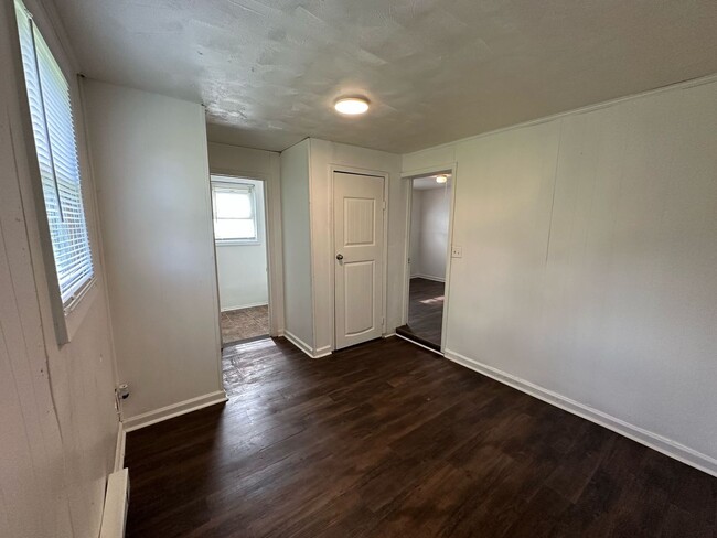 Building Photo - 461 Dennis Dr