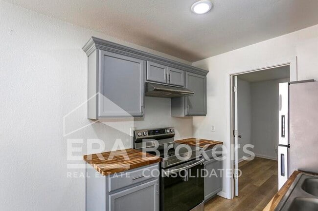 Building Photo - 614 Adams Ave