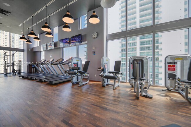 Building Photo - 1300 Brickell Bay Dr